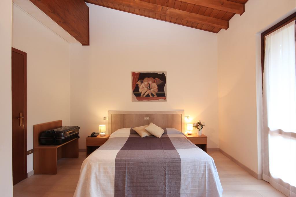 Hotel Colomber Gardone Riviera Exterior foto