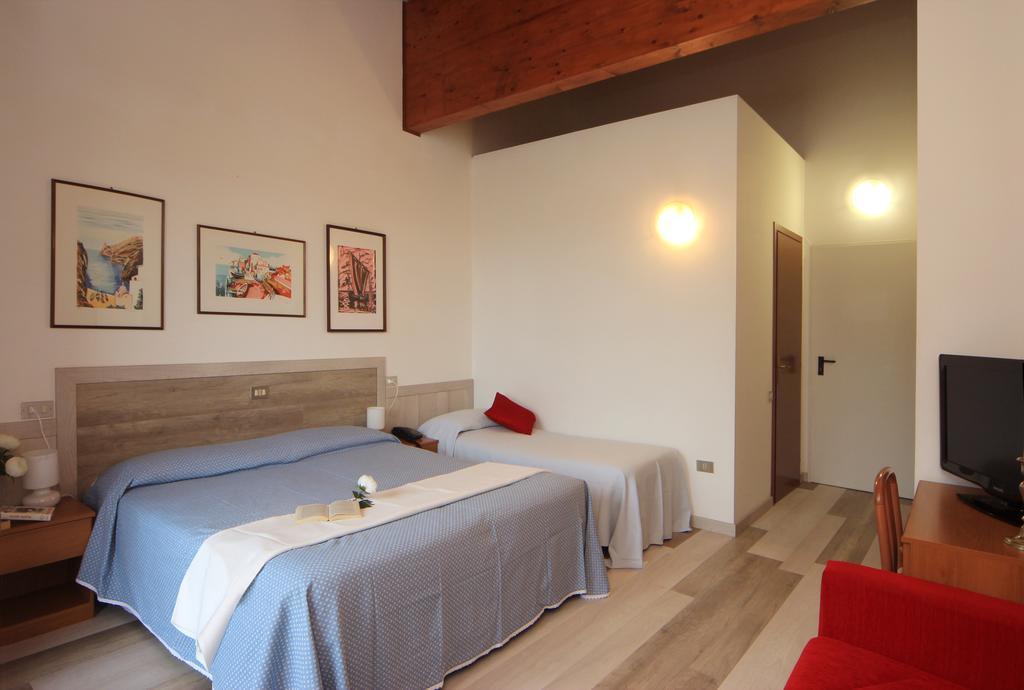 Hotel Colomber Gardone Riviera Exterior foto